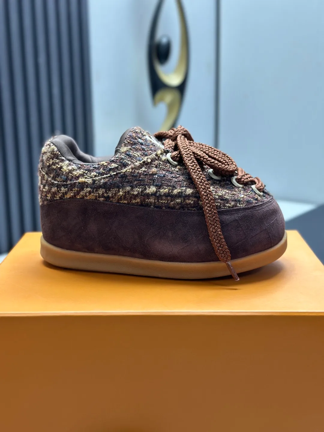 👟👟Ex-factory price 720👟👟 Top version LV-Louis Vuitton-Bread Catwalk New Style 1:1 development replica of the original version! ! The upper foot is very comfortable. It is made of luxurious materials and fine workmanship. The midsole is printed with English letters "Made in Europe". The upper is made of calfskin imported from Italy. The side is decorated with the brand's LOGO and signature. The latest latex foot pads and mesh lining make the foot feel super comfortable. The original two-color TPU combination outsole is specially provided by the original factory. Bag technology Goodyear stitched edges Fabric: Exclusive customized first-layer cowhide Accessories: Exclusive private model Vuitton logo, lining: Customized silk mesh lining - first-layer silk cowhide lining Outsole: TPU combination outsole wear-resistant, non-slip and anti-yellowing Foot pads: new latex pads-mesh sweat-absorbent Counter technology: fully computerized sewing machine wire drawing Toe box back cover Hot and cold shaping Full set of pull-top lasts with medium and low logo patterns Counter packaging - Shoelaces, certificates, cards, instructions, certificates, dust bags, the most complete packaging on the entire network, women's models 35-40 men's models are under development